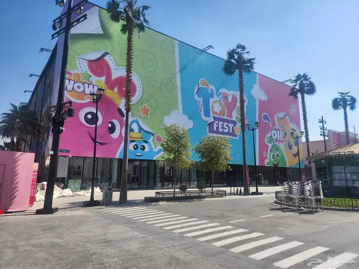 خدمات احترافية في تصميم وتنفيذ البنرات والستيكرات الدعائية 2