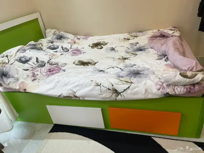 اثاث دواليب ومكتب وسرير 1