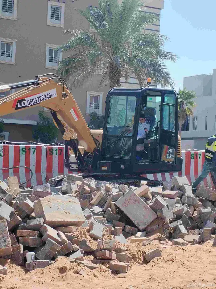 إيجار بوكلين ميني حفار رافعه شوكيه فوركلفت للايجار 1