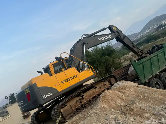 بوكلين فلفو للبيع نظيف مشروط موديل 2016 حجم 210 بدون دقاق 0