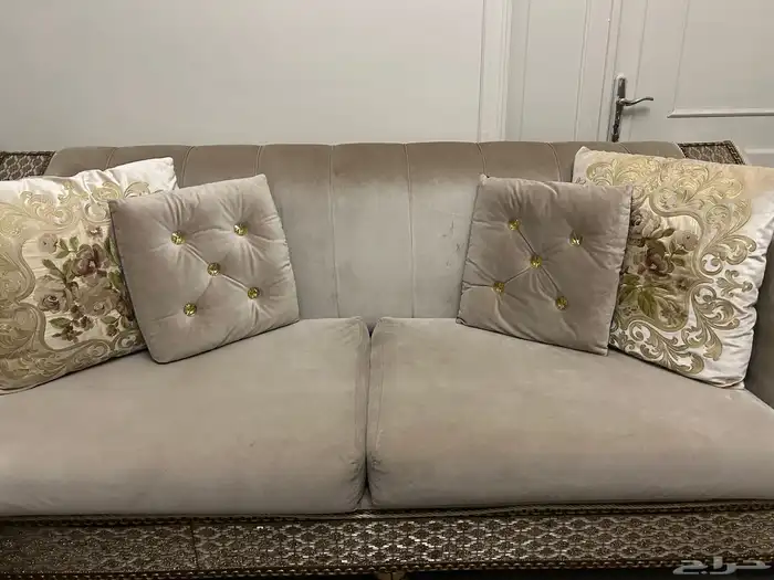 كنب مغربي نظيف للبيع المستعجل(طاولة كبيرة مربعة لوجه الله) 2