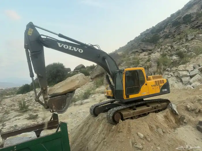 بوكلين فلفو للبيع نظيف مشروط موديل 2016 حجم 210 بدون دقاق 2