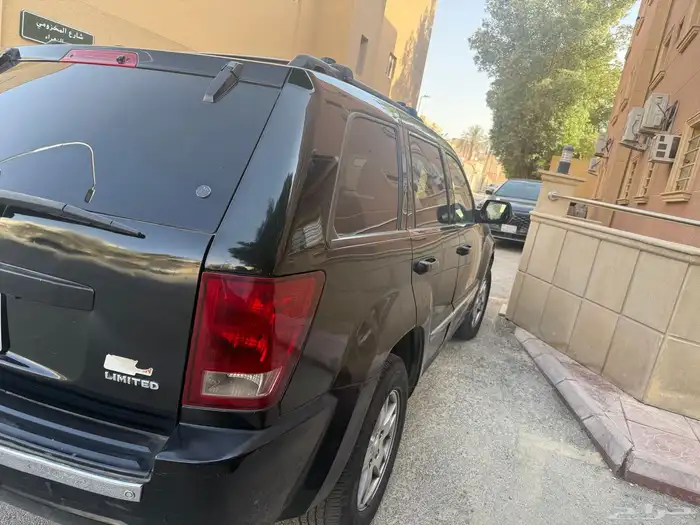 جيب جراند شيروكي لاريدو موديل 2005 للبيع 3
