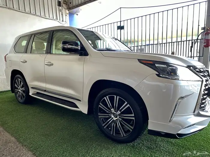 جيب لكزس مخزن ماشي قليل 26 ألف كم أخو الجديد بحاله الوكاله 9