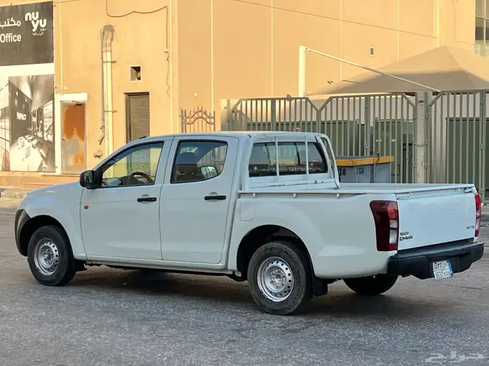 ايسوزو ديماكس موديل 2014 نظيف 8