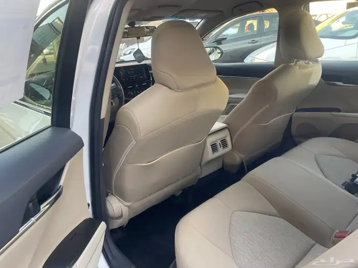 تويوتا كامري 2022 LE طيس شبه الاصفار 3