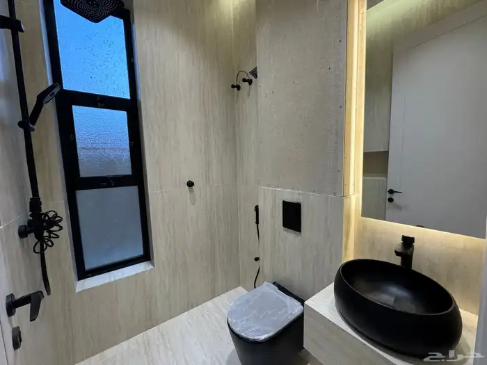 للبيع عمارة نظام شقة فوق شقة في مخطط ولي العهد تشطيب vip 3