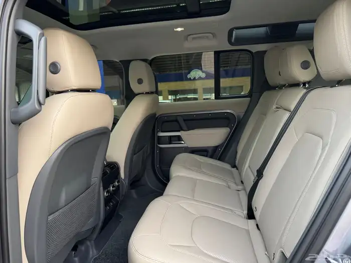 لاند روفر ديفندر 110 2023 ناغي على الضمان والصيانه 8