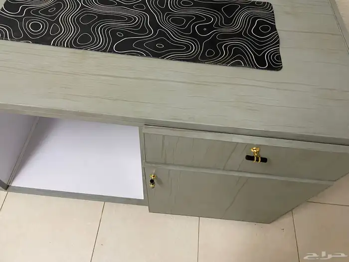 مكتب عموله بحاله ممتازه خشب كلادينج ممتاز للبيع السريع 0