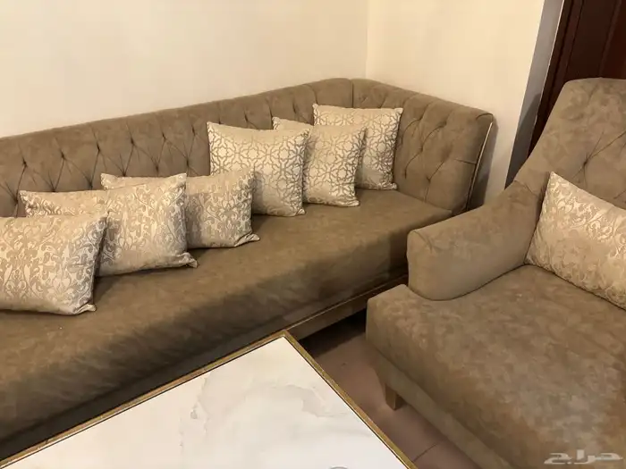 كنب نظيف لونه بني جديد مستعمل فتره قصيره 3