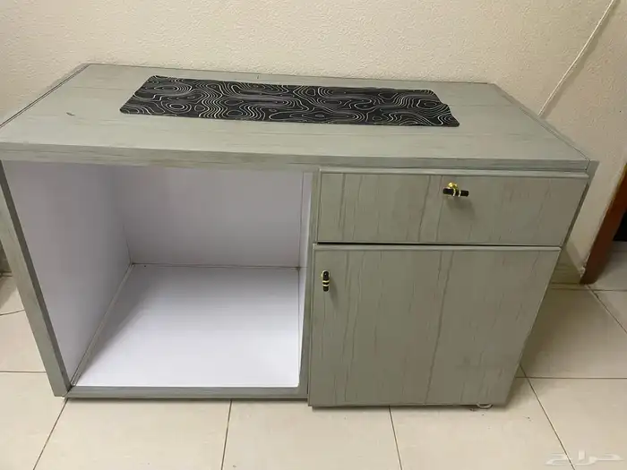 مكتب عموله بحاله ممتازه خشب كلادينج ممتاز للبيع السريع 1