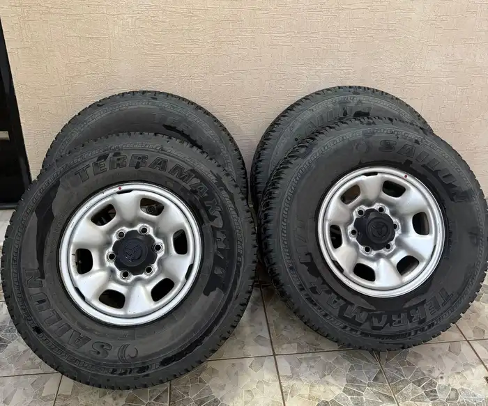 للبيع جنوط وكالة مقاس 15 وكفرات سايلون موديل 2024نظيفة جدا 0