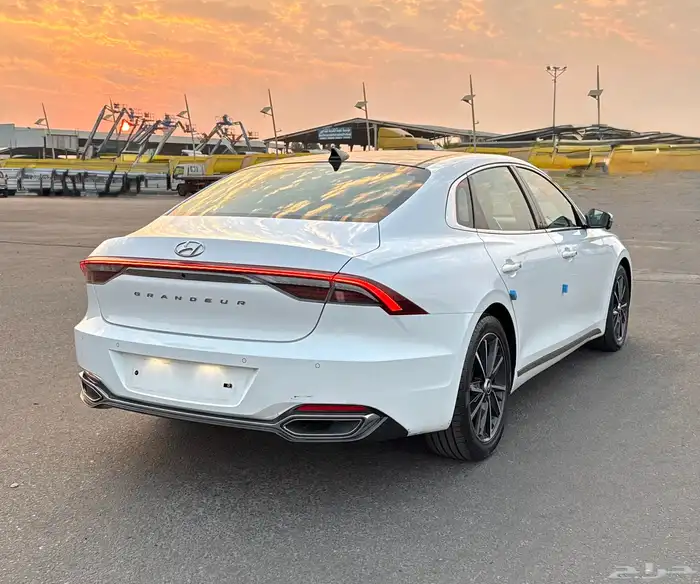 ازيرا 2023 بنورما فل كامل بحالة الوكاله للبيع 5