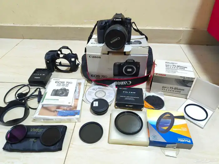 كاميرا كانون Canon D70 مع العدسة والعديد من الملحقات 0