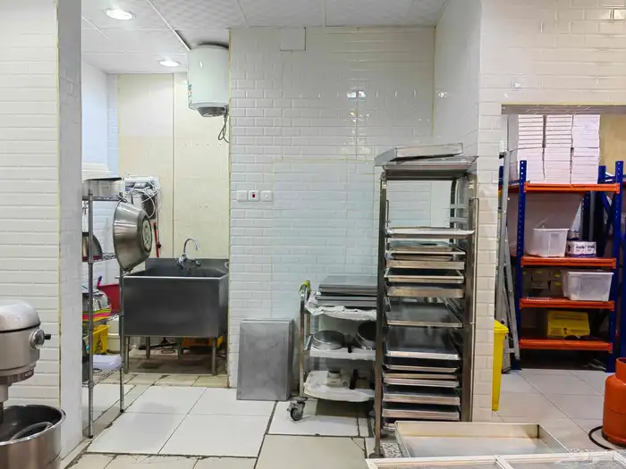 فرصة تجارية للتقبيل محل حلا ومعمل على طريق المية 4