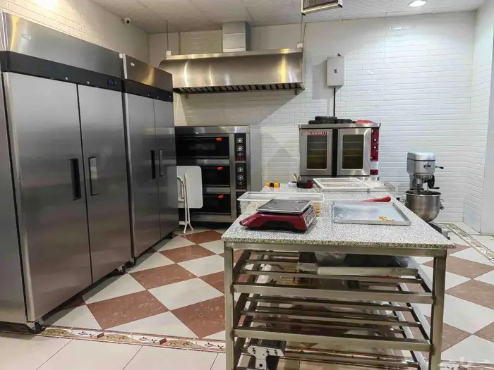 فرصة تجارية للتقبيل محل حلا ومعمل على طريق المية 1