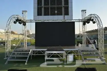 تاجير شاشات تراسات مسارح استيج خشب 1