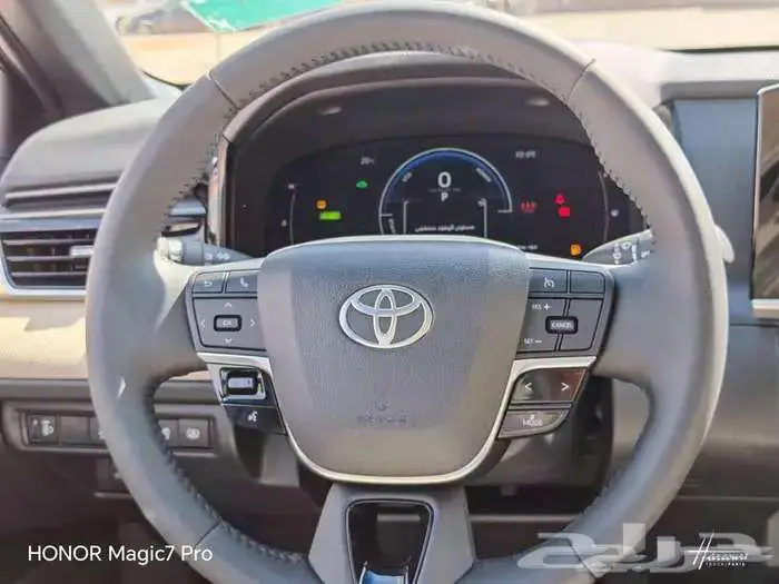 كامرى هايبرد LE ابيض 2025 13