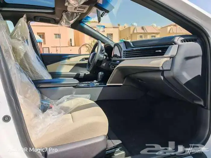 كامرى هايبرد LE ابيض 2025 4