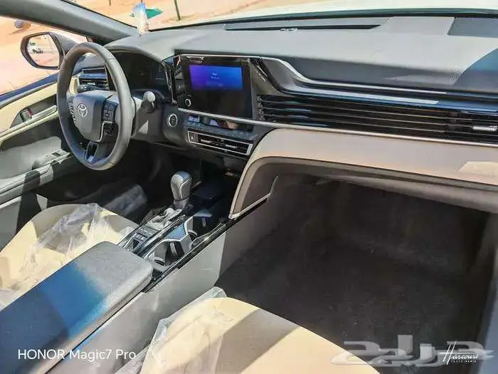 كامرى هايبرد LE ابيض 2025 5