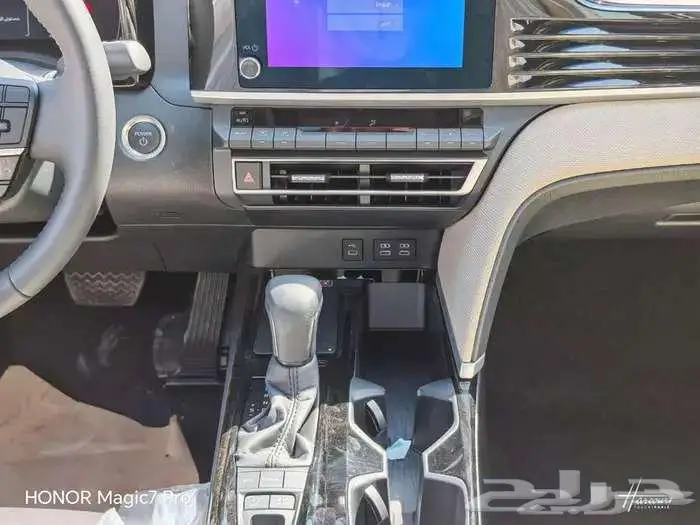 كامرى هايبرد LE ابيض 2025 7