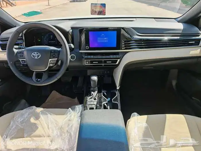 كامرى هايبرد LE ابيض 2025 18