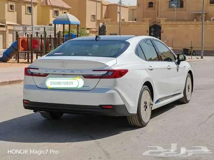 كامرى هايبرد LE ابيض 2025 23