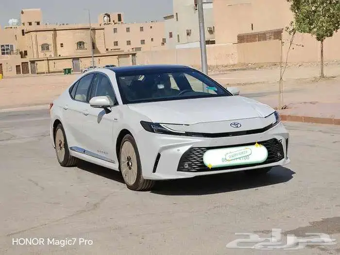 كامرى هايبرد LE ابيض 2025 24