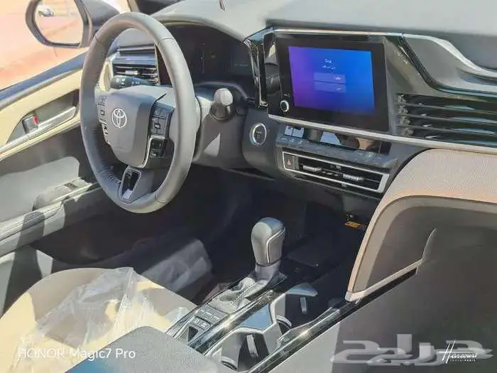 كامرى هايبرد LE ابيض 2025 26