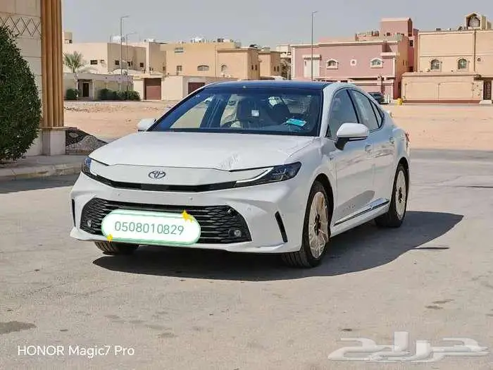 كامرى هايبرد LE ابيض 2025 25