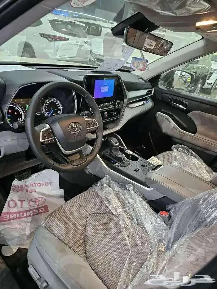 تويوتا هايلاندر GLE 2025 نص فل لون رمادي 4