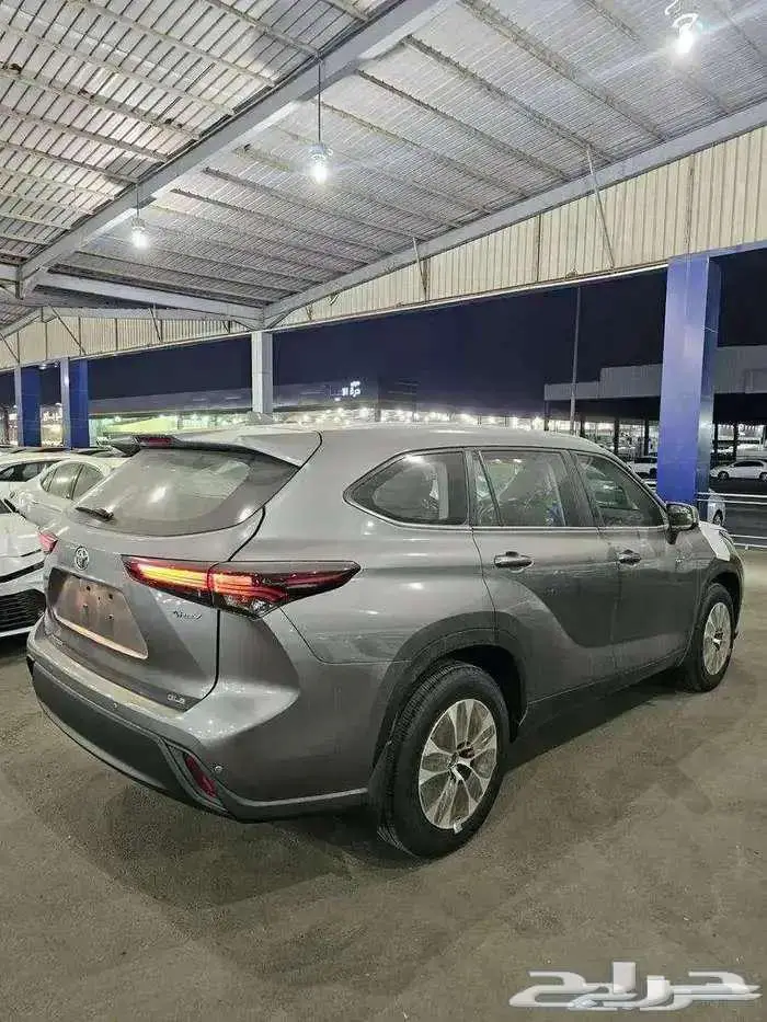 تويوتا هايلاندر GLE 2025 نص فل لون رمادي 3