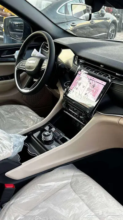 جراند شيروكي 2025 لاريدو index