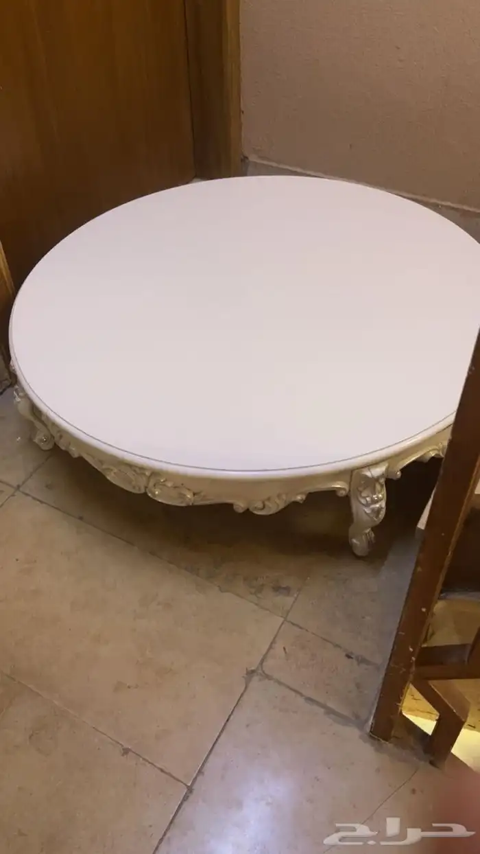 طاولات مع عربيه واشياء ثانيه 0