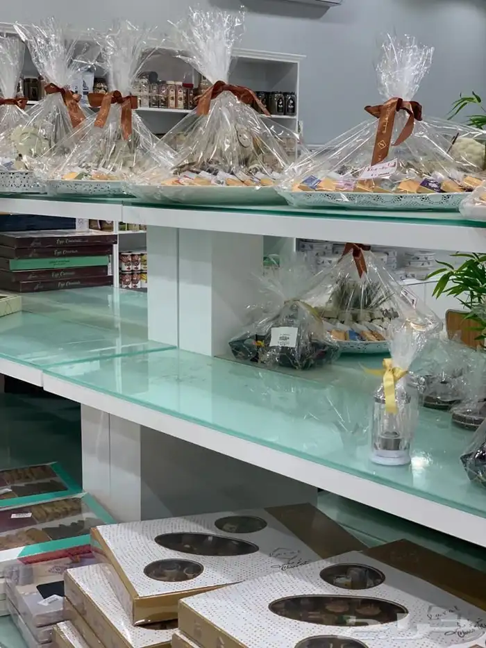 اغرض محل حلويات كامله ومن اجود انواع الخشب والثلاجات 21