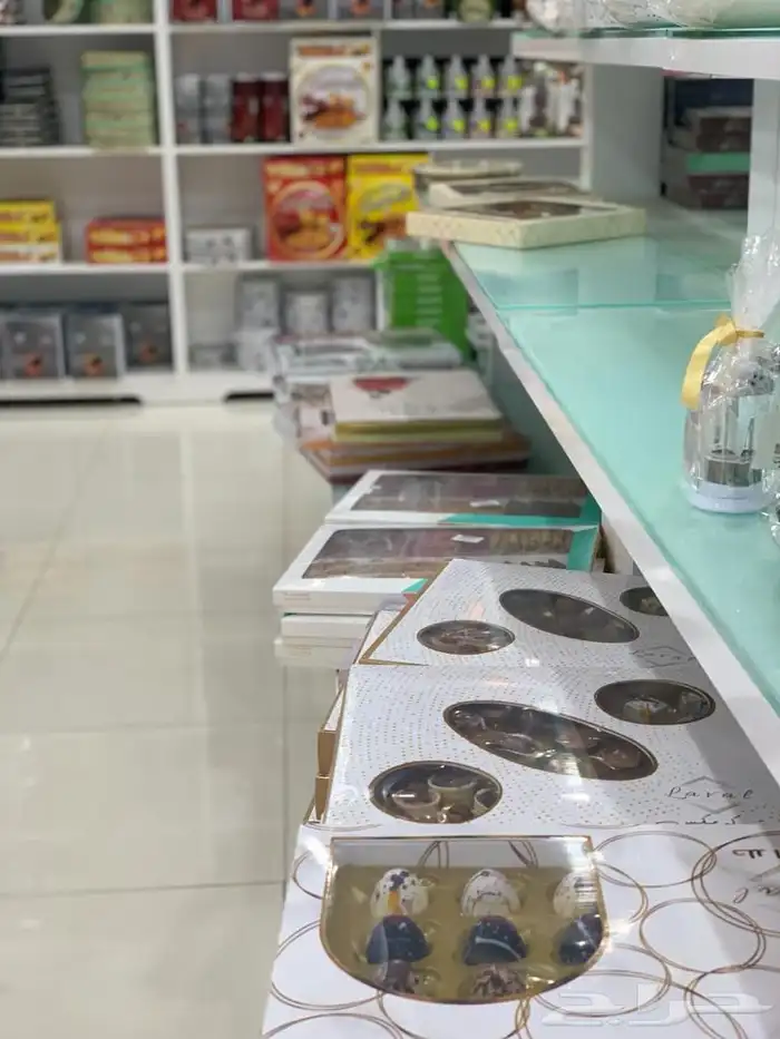 اغرض محل حلويات كامله ومن اجود انواع الخشب والثلاجات 22