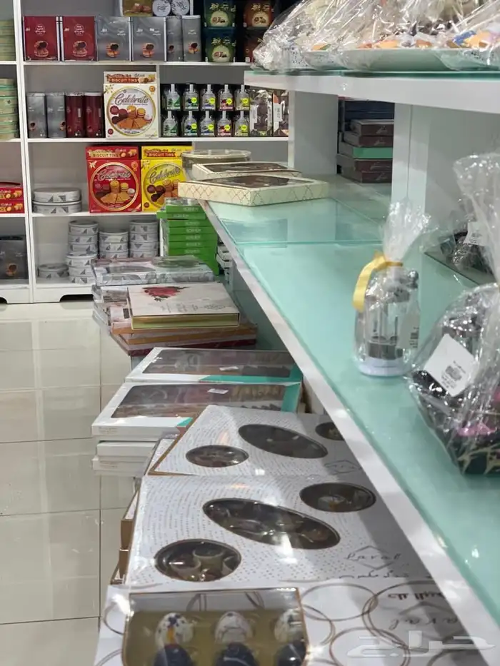 اغرض محل حلويات كامله ومن اجود انواع الخشب والثلاجات 23