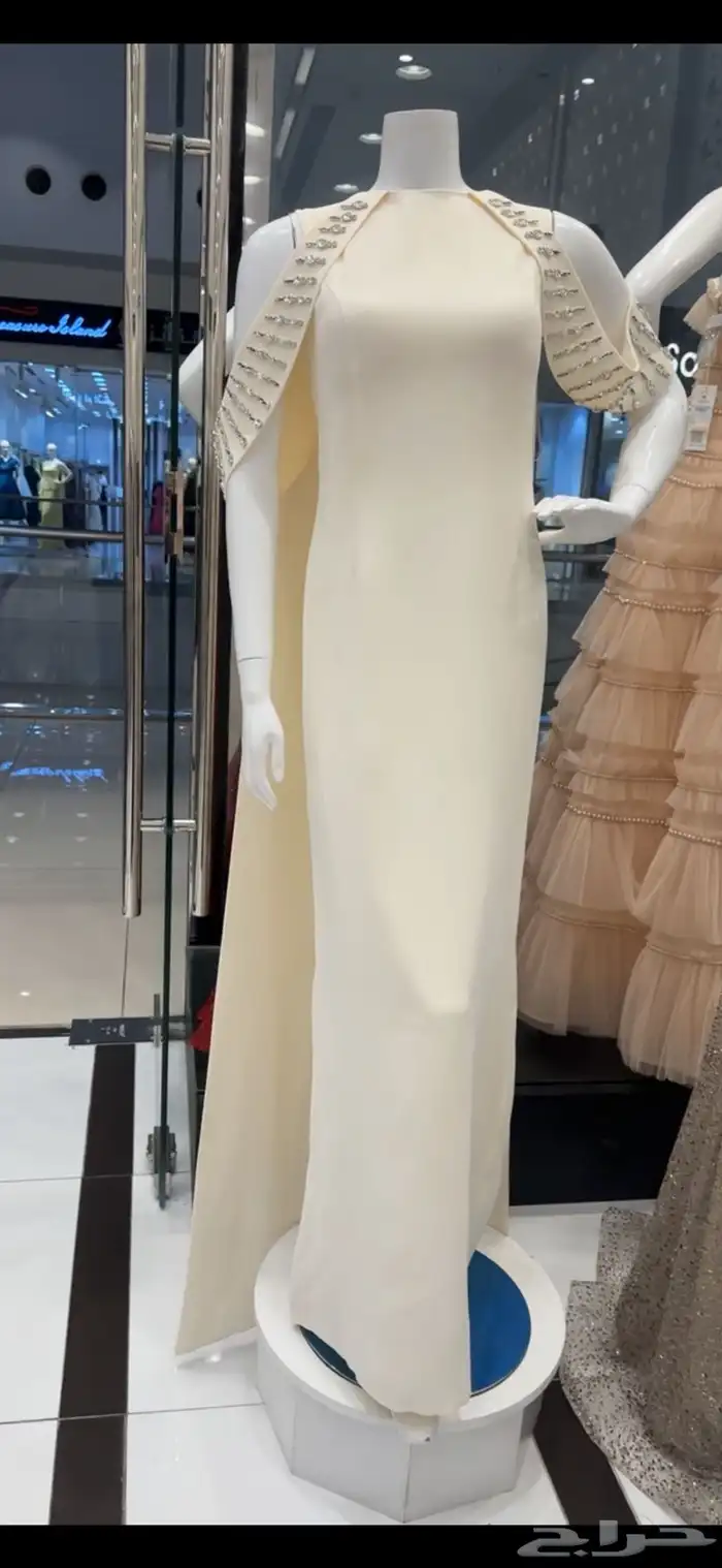 فستان ما قد تم لبسه 1
