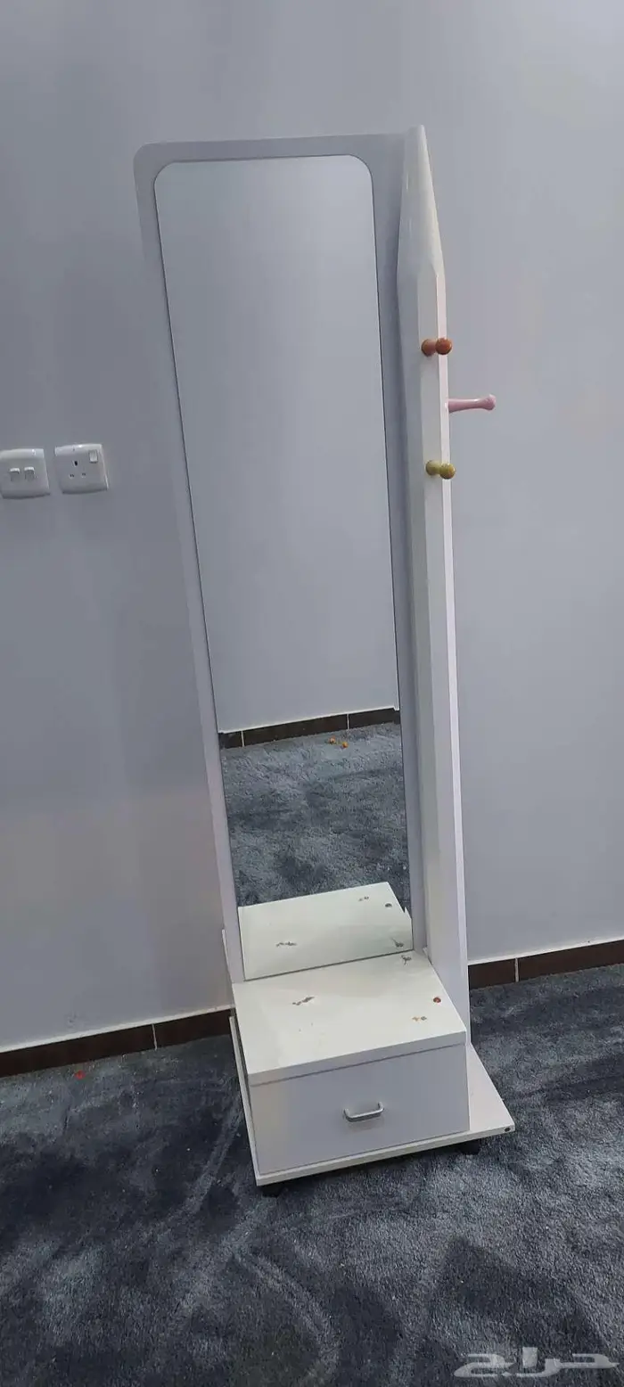 علاقة ملابس مع مراية 0