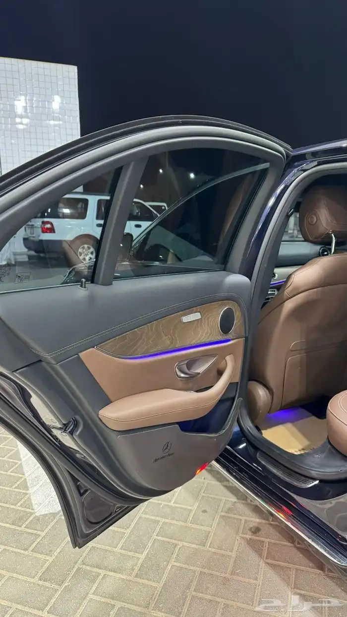 مورسيدس 2022 E300. فئة kit AMG 4