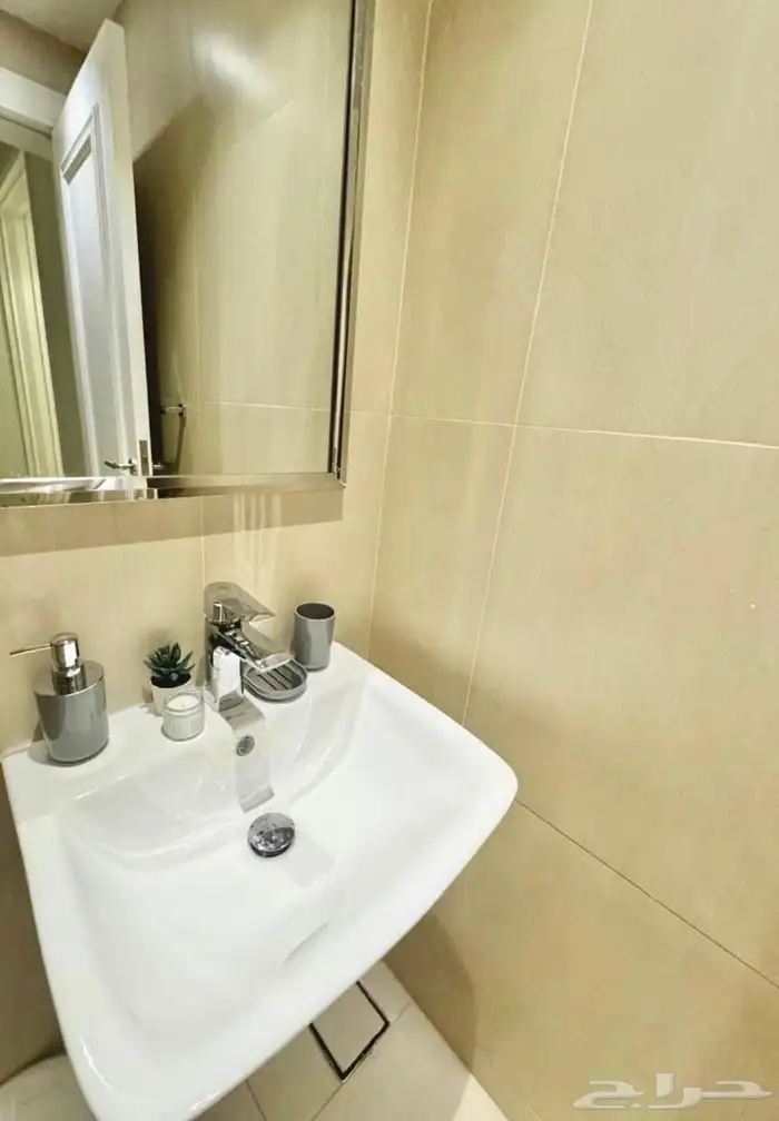 للبيع شقه استثماريه في النرجس 5