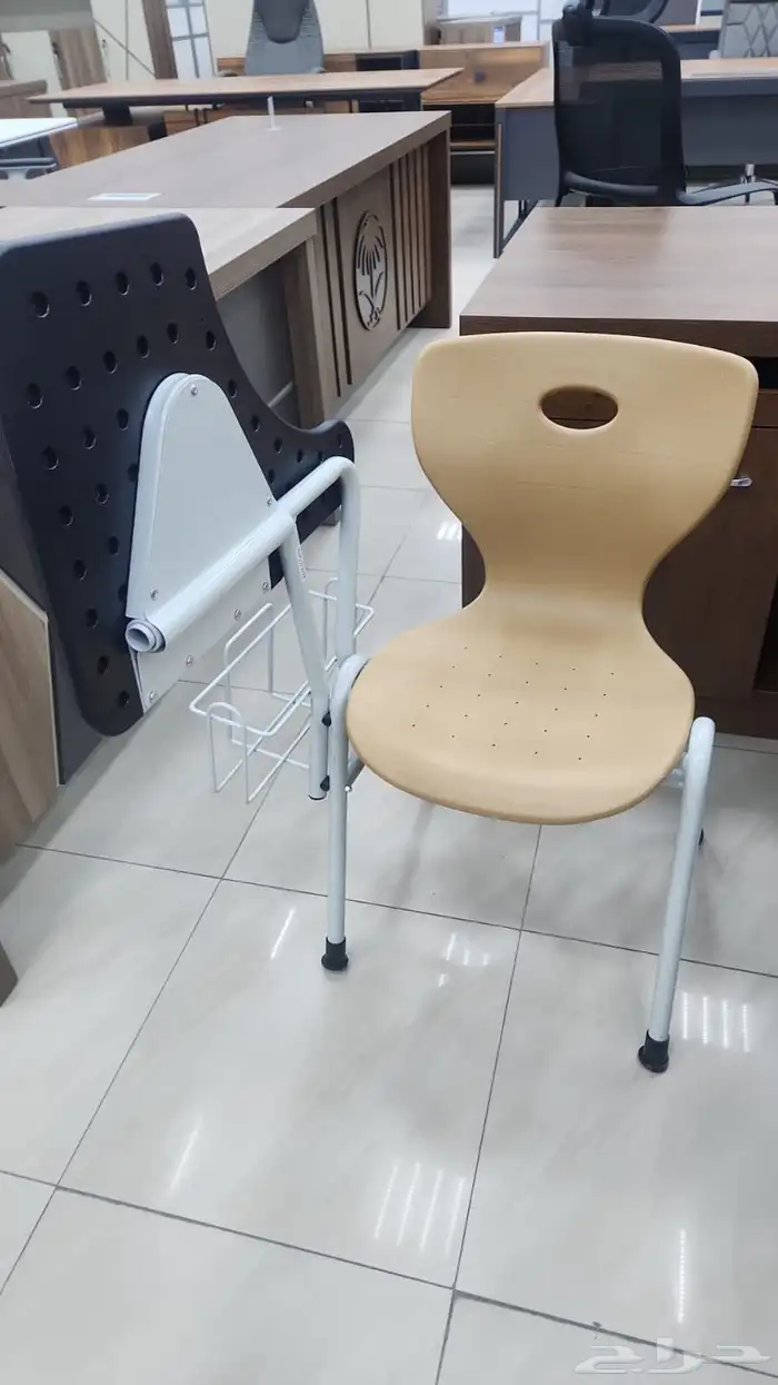 محطات عمل  كراسي محاضرات  جلسات خارجيه  مكاتب  كراسي 12