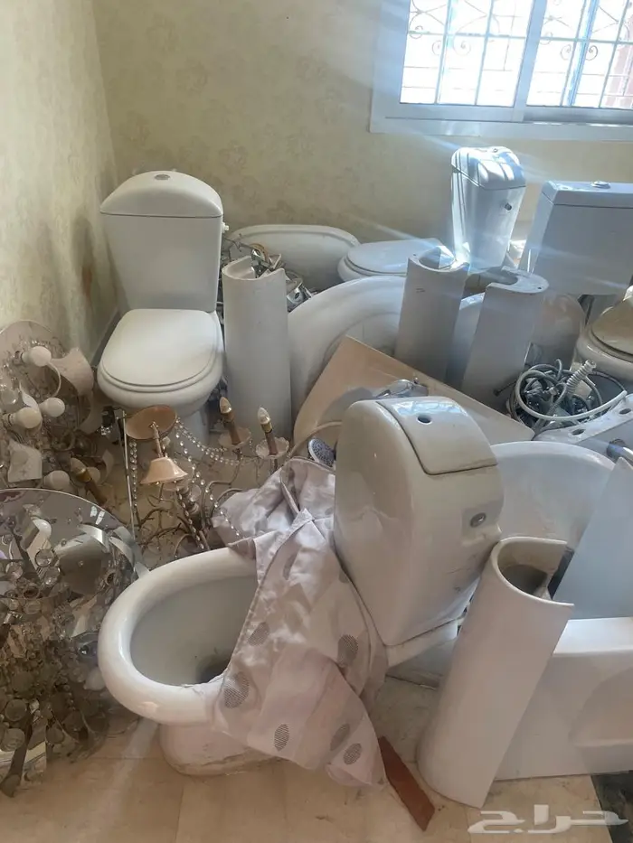 ابواب خشب مستعملة وكراسي واحواض غسيل للبيع 2
