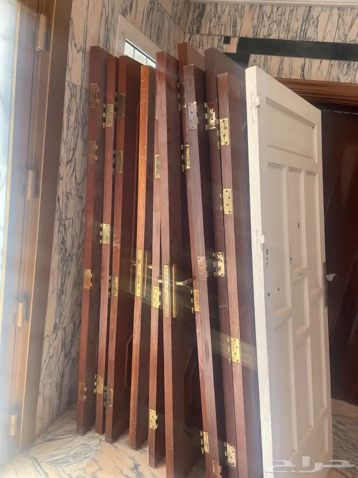 ابواب خشب مستعملة وكراسي واحواض غسيل للبيع 0