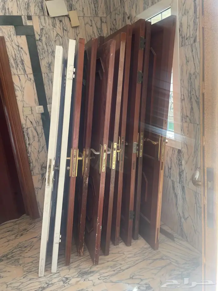 ابواب خشب مستعملة وكراسي واحواض غسيل للبيع 1