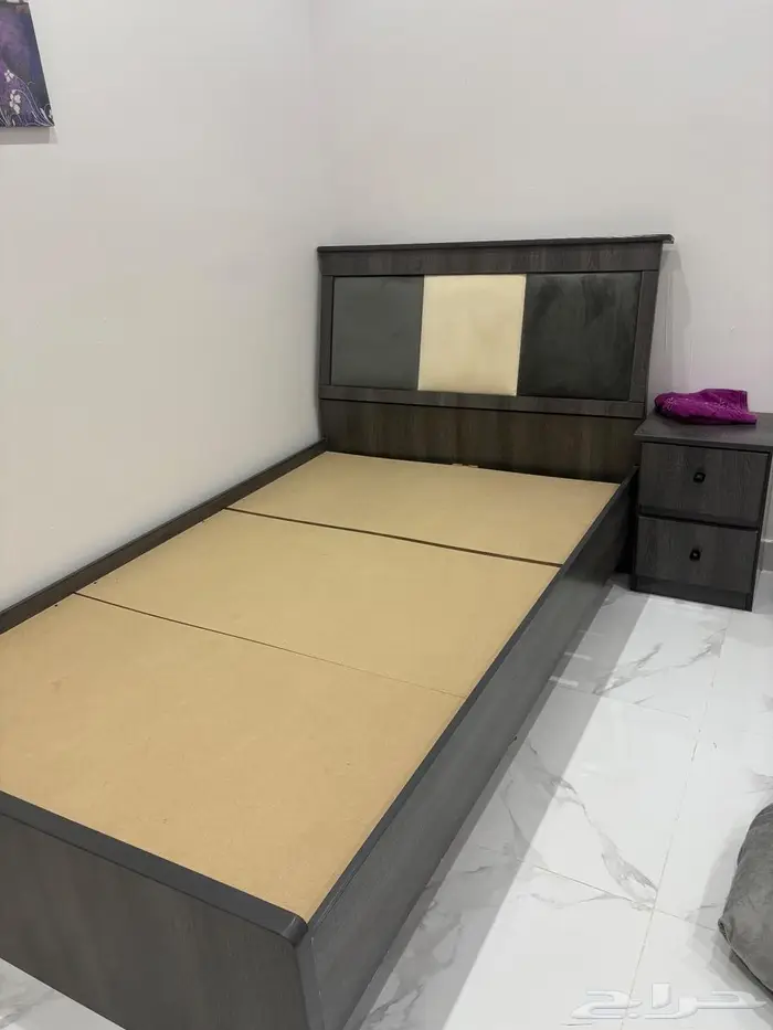 غرفة نوم مكونة من سرير و تسريحة وكمودينة فقط 0
