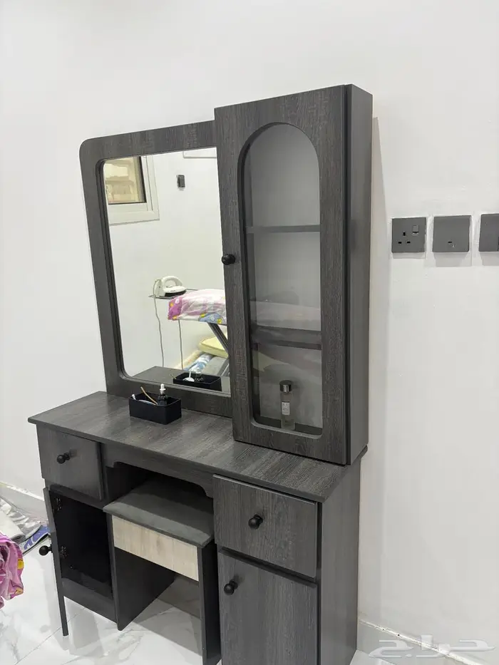 غرفة نوم مكونة من سرير و تسريحة وكمودينة فقط 1