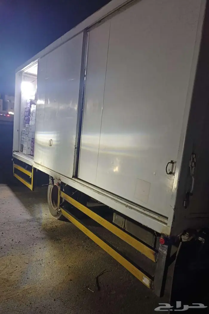 صندوق مواد غذائية ومياه وعصائر 1