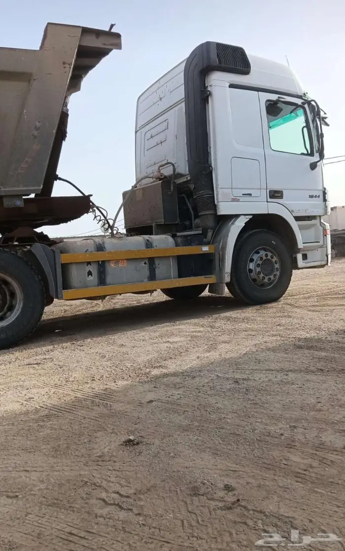 شاحنة أكترس 2008 مع الصندوق 0