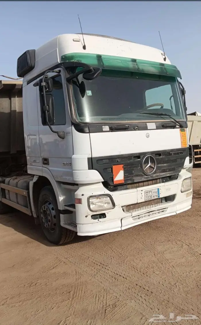 شاحنة أكترس 2008 مع الصندوق 1